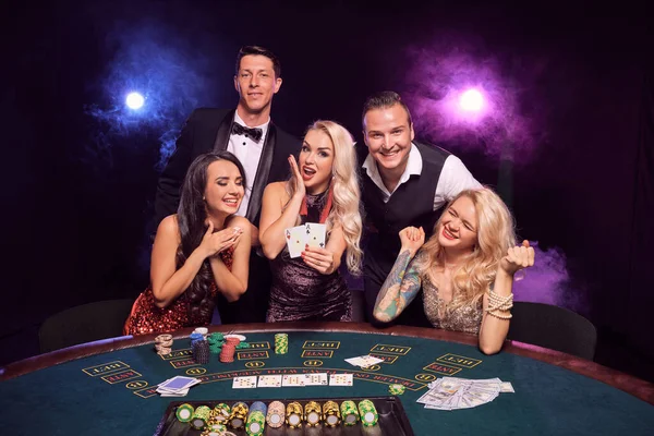 Skupina Mladých Nadšených Společníků Hrají Poker Kasinu Mládež Uzavírá Sázky — Stock fotografie