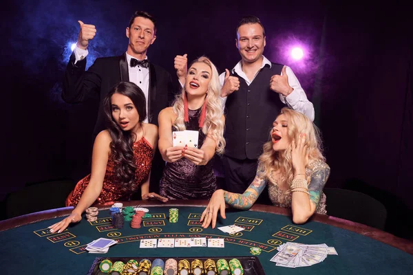 Gruppe Unge Begeistrede Kompiser Spiller Poker Kasino Ungdommen Satser Stor – stockfoto