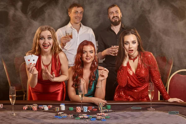 Glückliche Freunde Spielen Poker Casino Sie Feiern Ihren Sieg Lächeln — Stockfoto