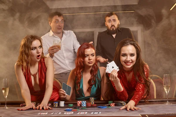 Neşeli Yoldaşlar Kumarhanede Poker Oynuyorlar Kazanmalarını Kutluyorlar Gülümsüyorlar Karanlık Bir — Stok fotoğraf