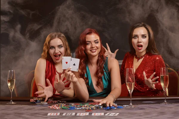 Meninas Atraentes Estão Jogando Poker Cassino Eles Estão Comemorando Sua — Fotografia de Stock