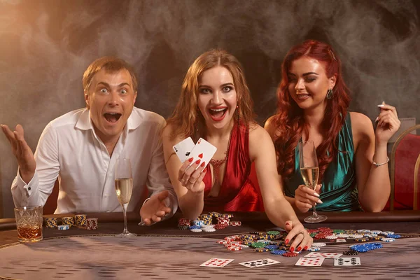 Excited Buddies Playing Poker Casino Celebrating Win Smiling Posing Table — Stock Photo, Image