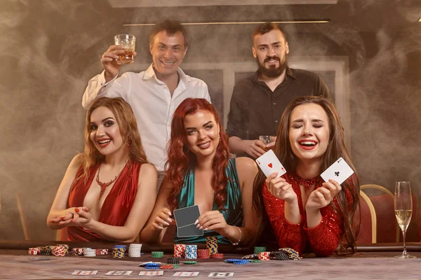 Joyful Classmates Playing Poker Casino Celebrating Win Smiling Posing Table — Stock Photo, Image