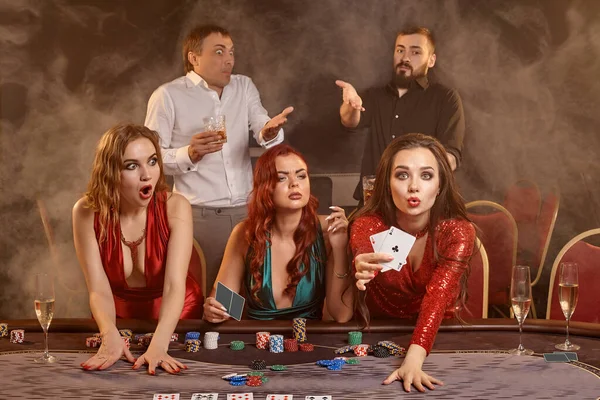 Sinirli Sınıf Arkadaşları Kumarhanede Poker Oynuyorlar Kazanmalarını Kutluyorlar Gülümsüyorlar Karanlık — Stok fotoğraf