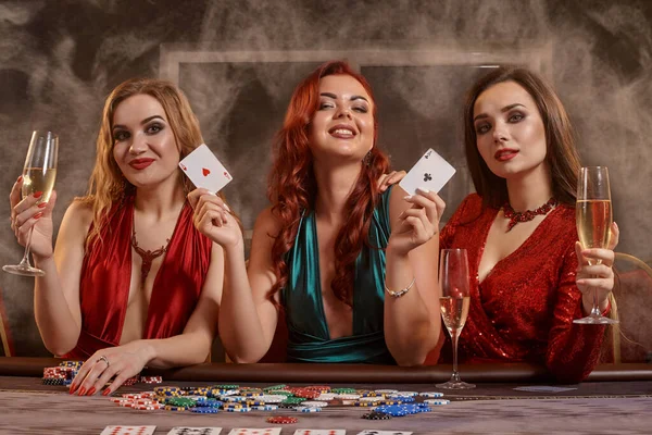 Belle Signore Stanno Giocando Poker Casinò Festeggiano Loro Vittoria Sorridendo — Foto Stock