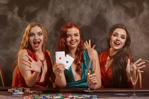 Donne Sexy Stanno Giocando Poker Casinò Festeggiano Loro Vittoria Sorridendo — Foto Stock