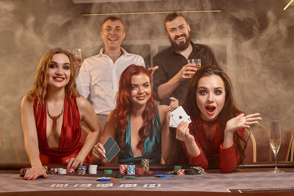 Vreugdevolle Vrienden Spelen Poker Het Casino Vieren Hun Overwinning Glimlachen — Stockfoto