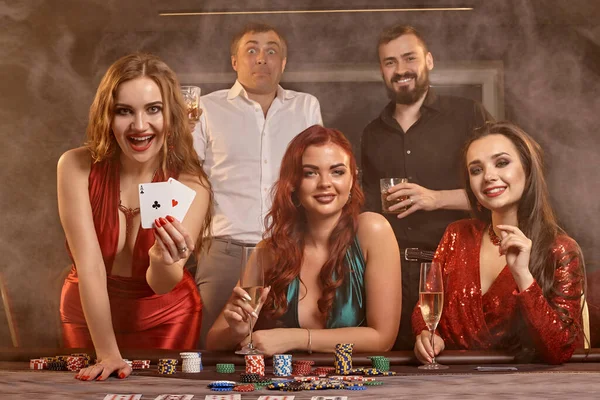 Šťastní Spolužáci Hrají Poker Kasinu Oslavují Své Vítězství Usmívají Pózují — Stock fotografie