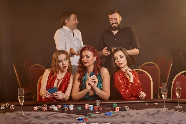 Telaşlı Yoldaşlar Kumarhanede Poker Oynuyorlar Kazanmalarını Kutluyorlar Gülümsüyorlar Karanlık Bir — Stok fotoğraf