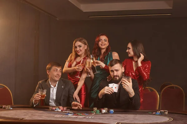 Neşeli Arkadaşlar Kumarhanede Poker Oynuyorlar Kazanmalarını Kutluyorlar Gülümsüyorlar Karanlık Bir — Stok fotoğraf