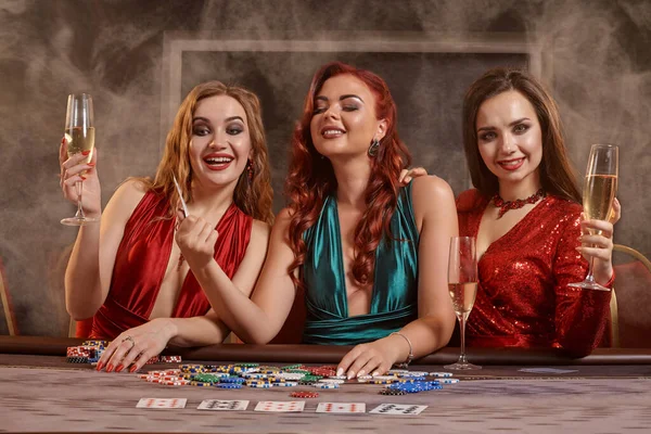 Krásné Ženy Hrají Poker Kasinu Oslavují Své Vítězství Usmívají Dívají — Stock fotografie