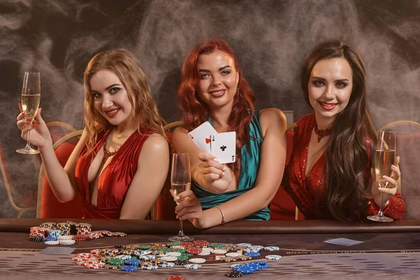 Roztomilé Dívky Hrají Poker Kasinu Oslavují Své Vítězství Usmívají Dívají — Stock fotografie