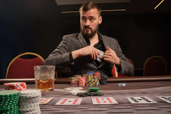 Snygg Skäggig Kille Klassisk Grå Kostym Spelar Poker Kasinot Sitter — Stockfoto