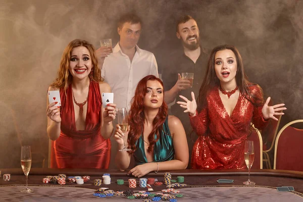 Skupina Bohatých Přátel Hraje Poker Kasinu Oslavují Své Vítězství Dívají — Stock fotografie