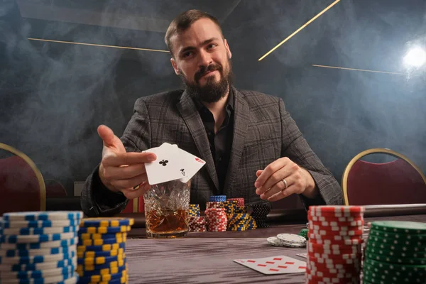 Gut Aussehender Bärtiger Mann Klassischen Grauen Anzug Pokert Casino Rauch — Stockfoto