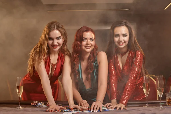 Tre Belle Ragazze Abiti Sexy Stanno Giocando Poker Casinò Stanno — Foto Stock