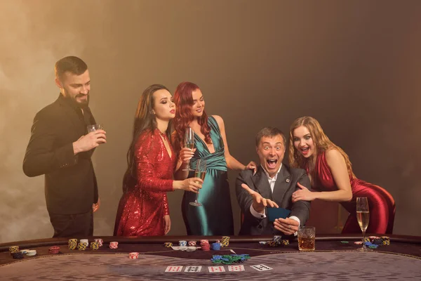 Legrační Přátelé Hrají Poker Kasinu Oslavují Své Vítězství Usmívají Vypadají — Stock fotografie