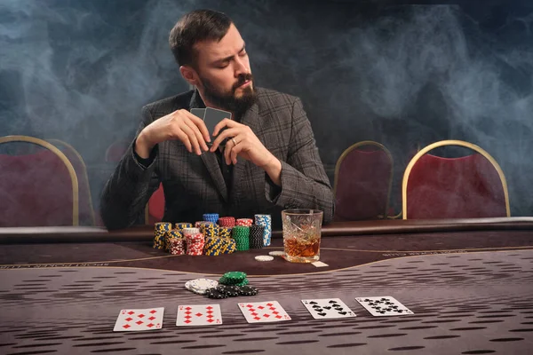 Snygg Skäggig Man Klassisk Grå Kostym Spelar Poker Casino Rök — Stockfoto