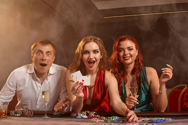 Gruppo Giovani Compagni Classe Sta Giocando Poker Casinò Stanno Celebrando — Foto Stock