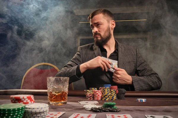 Hombre Barbudo Guapo Traje Gris Clásico Está Jugando Póquer Casino — Foto de Stock