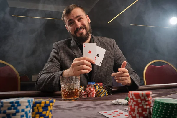 Przystojny Brodaty Facet Klasycznym Szarym Garniturze Gra Pokera Kasynie Dymem — Zdjęcie stockowe
