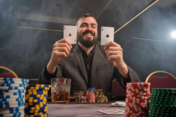 Der Athletische Bärtige Mann Klassischen Grauen Anzug Pokert Casino Rauch — Stockfoto