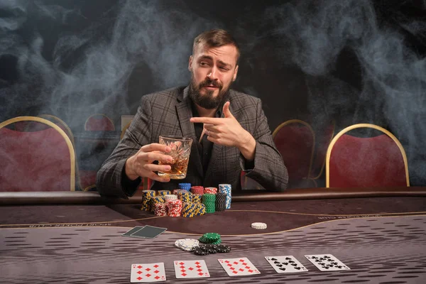 Stately Γενειοφόρος Άτομο Ένα Κλασικό Γκρι Κοστούμι Παίζει Πόκερ Στο — Φωτογραφία Αρχείου
