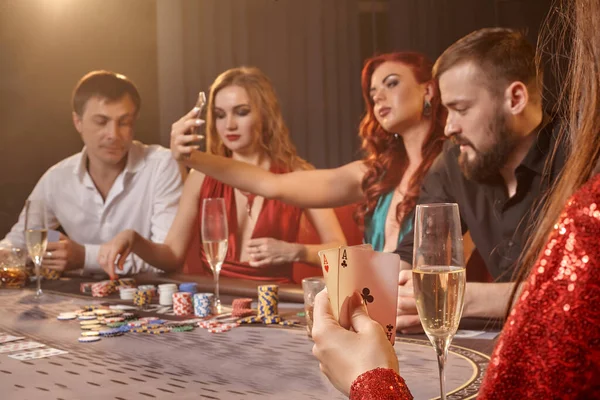 Příjemní Kolegové Hrají Poker Kasinu Mládež Jsou Sázky Čeká Velké — Stock fotografie