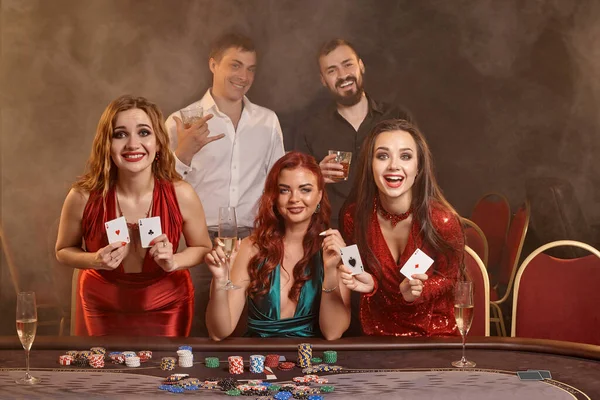 Group Pleasant Buddies Playing Poker Casino Celebrating Win Looking Camera — Stock Photo, Image