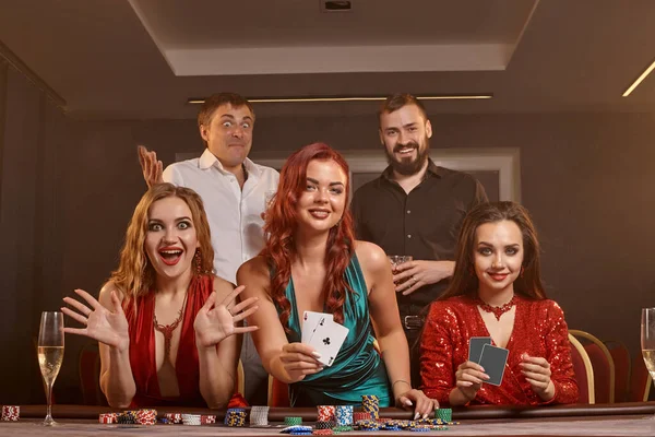 Skupina Bohatých Kamarádů Hraje Poker Kasinu Oslavují Své Vítězství Dívají — Stock fotografie