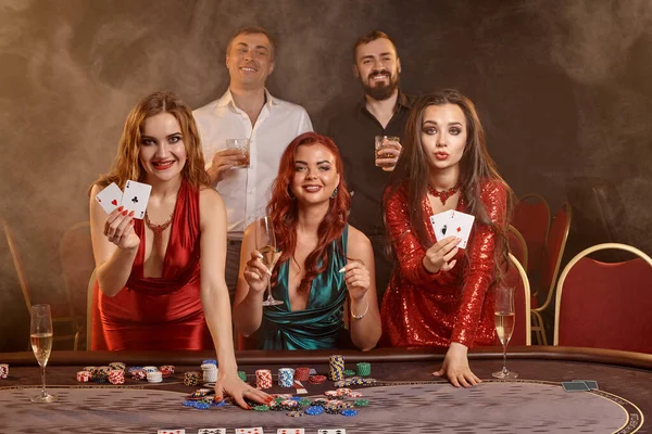 Skupina Příjemných Spolužáků Hrají Poker Kasinu Oslavují Své Vítězství Dívají — Stock fotografie