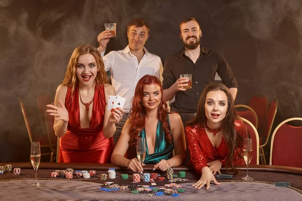 Skupina Bohatých Kolegů Hraje Poker Kasinu Oslavují Své Vítězství Dívají — Stock fotografie