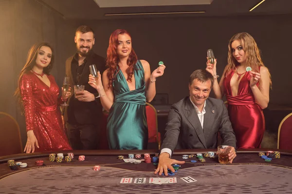 Счастливые Партнеры Играют Покер Казино Празднуют Свою Победу Улыбаются Выглядят — стоковое фото