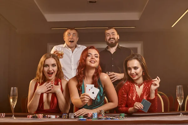 Skupina Nadšených Přátel Hrají Poker Kasinu Oslavují Své Vítězství Dívají — Stock fotografie