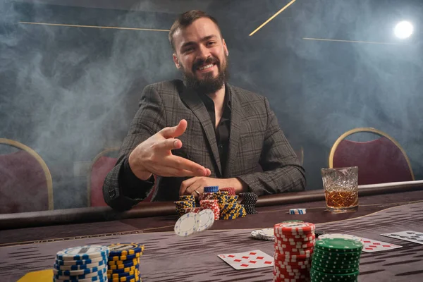 Schöner Bärtiger Kerl Klassischen Grauen Anzug Pokert Casino Rauch Tisch — Stockfoto