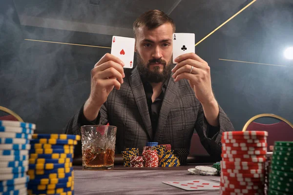 Спортивний Бородатий Чоловік Класичному Сірому Костюмі Грає Покер Казино Димі — стокове фото