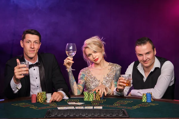 Şık Adam Güzel Bayan Kumarhanede Poker Oynuyorlar Gençler Büyük Bir — Stok fotoğraf