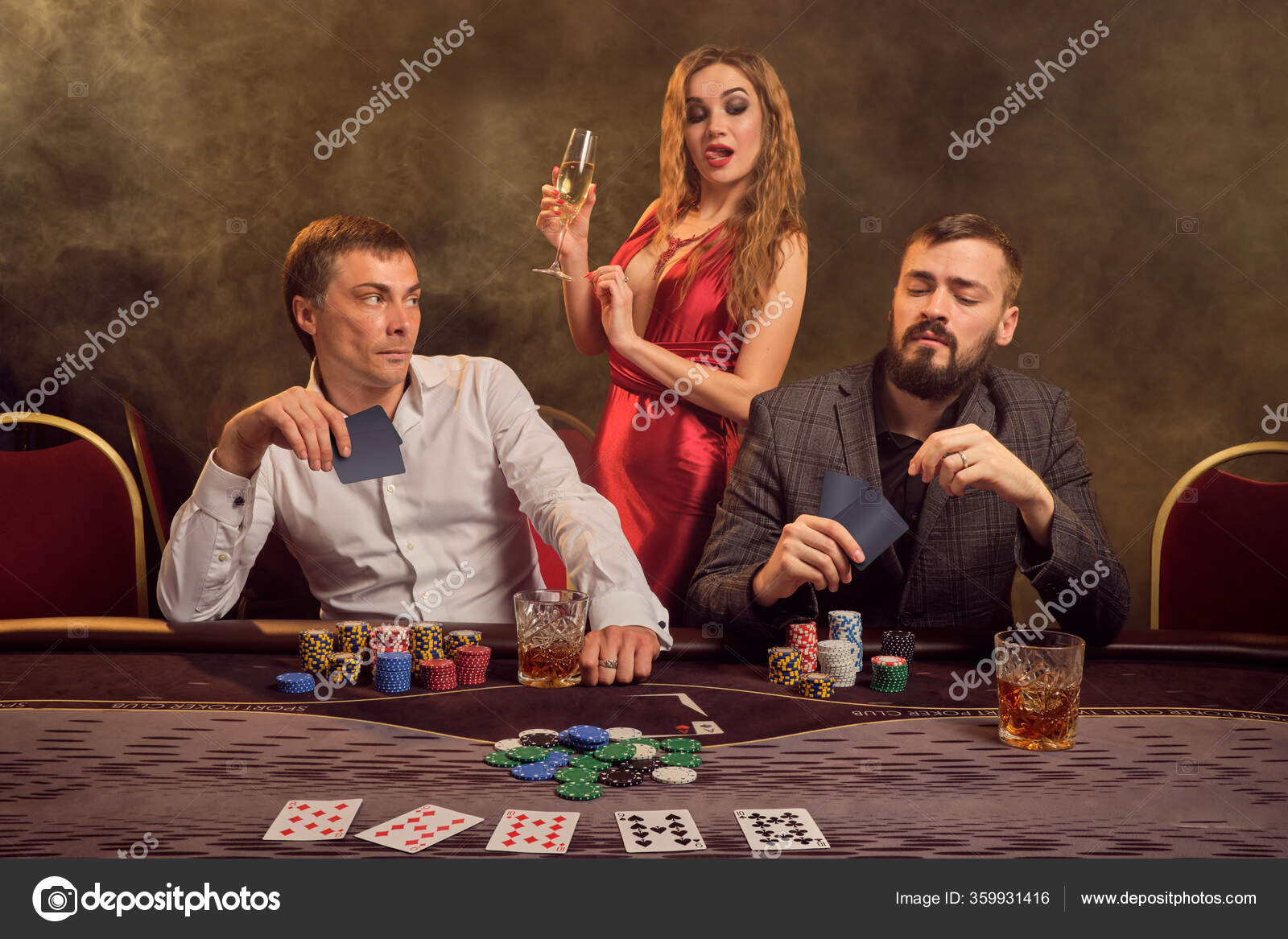 Два Симпатичных Друга Сексуальная Женщина Играют Покер Казино.