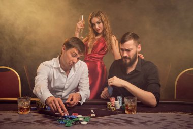 Bir grup zengin genç kumarhanede poker oynuyor..