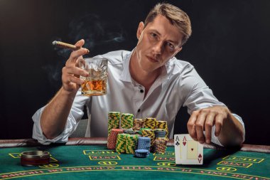 Beyaz gömlekli görkemli adam kumarhanenin masasında beyaz bir spot ışığına karşı duman içinde poker oynuyor. Zaferini puro içerek ve viski içerek kutluyor. Elinde iki as var. Kumar bağımlılığı. Samimi duygular ve...