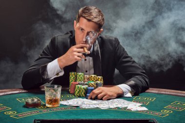 Siyah takım elbiseli ve beyaz gömlekli yakışıklı adam kumarhanedeki masada beyaz bir spot ışığına karşı duman içinde poker oynuyor. Puro içerken ve cipslerini tutarken zaferine seviniyor. Kumar bağımlılığı. Samimi duygular ve e
