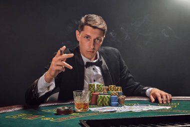 Siyah ve beyaz tişörtlü görkemli bir adam kumarhanedeki masada beyaz bir spot ışığına karşı duman içinde poker oynuyor. O bir puro içiyor ve kameraya bakıyor. Kumar bağımlılığı. Samimi duygular ve eğlence anlayışı