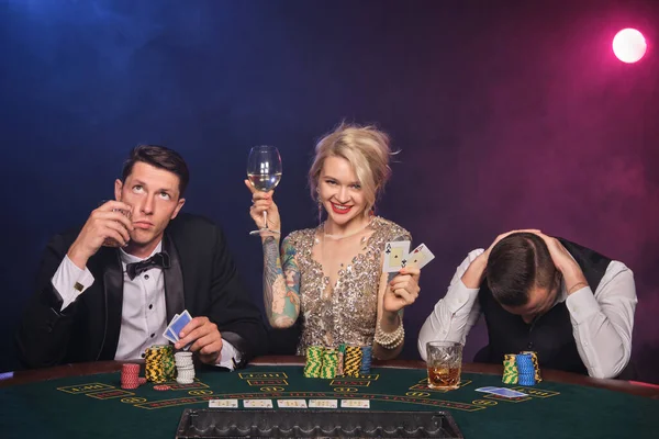 Two Rich Male Elegant Female Playing Poker Casino Youth Making — Stock Photo, Image