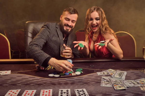 Compañeros Ricos Divertidos Están Jugando Póquer Casino Los Jóvenes Están — Foto de Stock