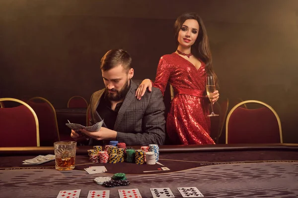 Rik Man Och Sexig Kvinna Spelar Poker Kasinot Ungdomar Ser — Stockfoto