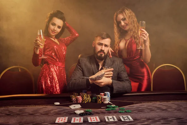 Dvě Atraktivní Dámy Dobře Vypadající Chlapík Hrají Poker Kasinu Drží — Stock fotografie