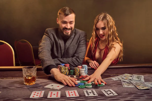 Amigos Ricos Divertidos Están Jugando Póquer Casino Los Jóvenes Están — Foto de Stock