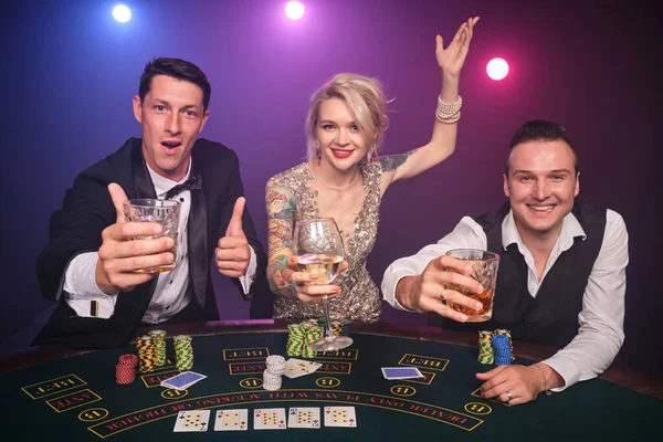 Zwei Gutaussehende Jungs Und Ein Sexy Mädchen Spielen Poker Casino — Stockfoto