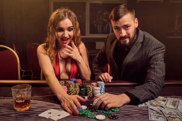 Encantadores Amigos Ricos Están Jugando Póquer Casino Los Jóvenes Sonríen — Foto de Stock