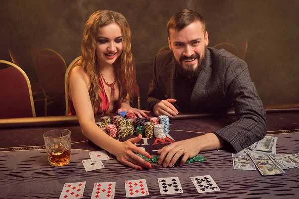 Encantadora Pareja Rica Están Jugando Póquer Casino Los Jóvenes Están — Foto de Stock